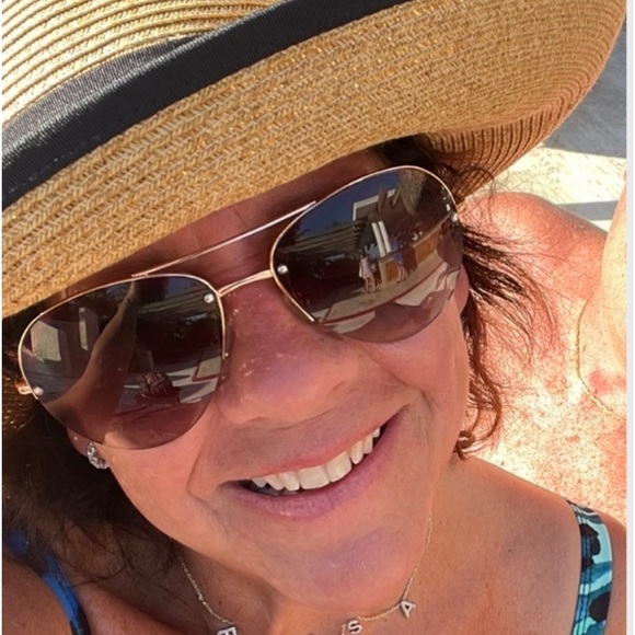 Meet your Posher, Elise! - Picture 1 of 1